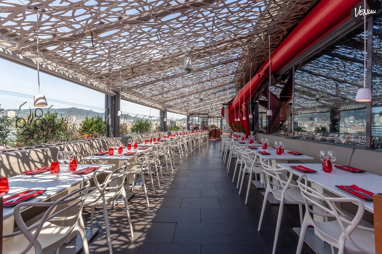 Terraza panorámica con cocina top y vistas 360º ideal para eventos elegantes y sabrosos.