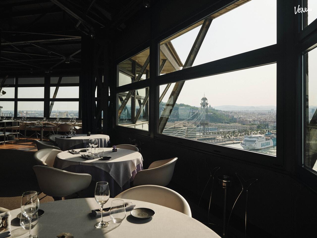 Restaurante panorámico con vistas 360º para fiestas inolvidables en las alturas de Barcelona.