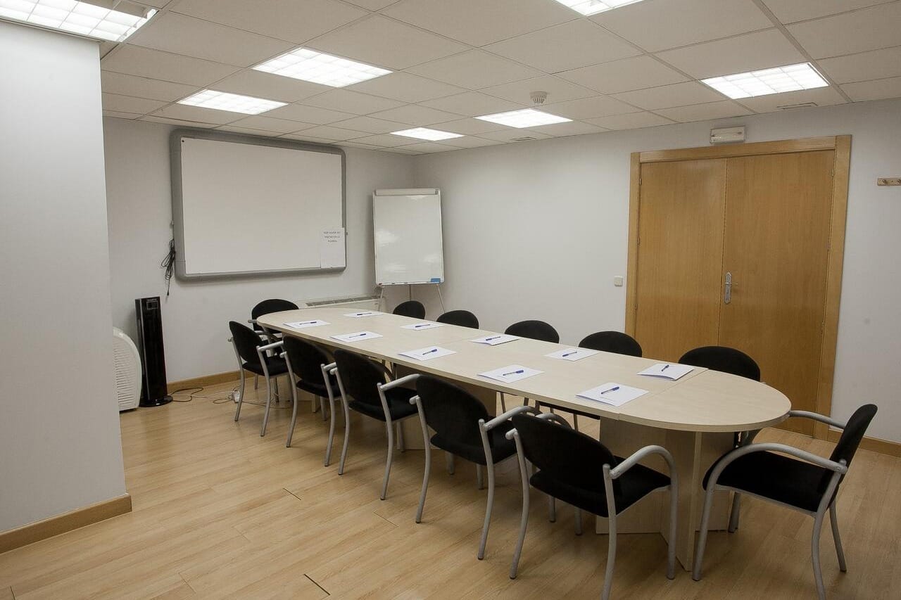CN Juan Bravo Sala 27, espacio funcional perfecto para reuniones sin complicaciones.