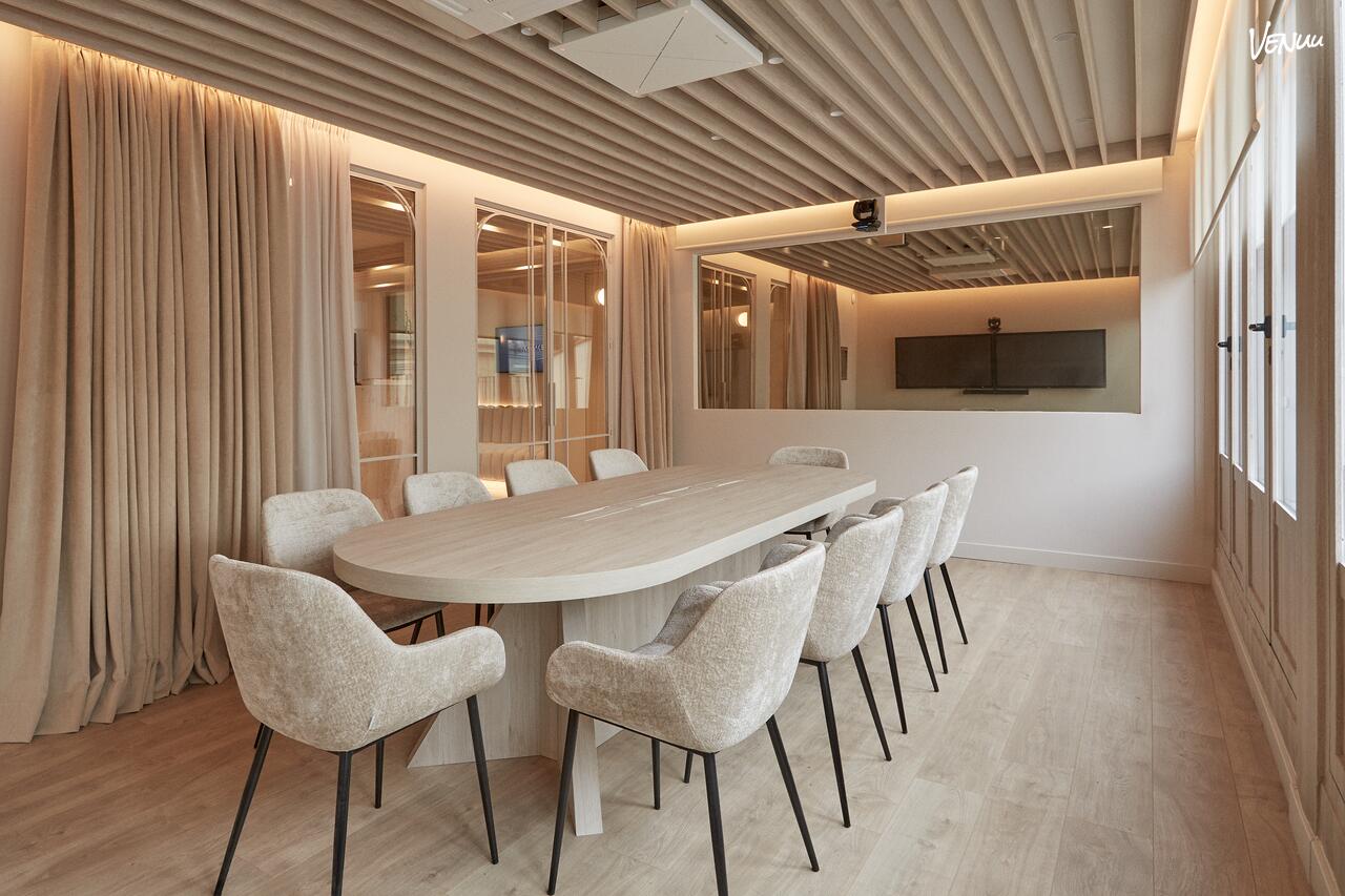 Exaspace, sala de reuniones moderna con terraza y vistas en pleno Madrid centro.