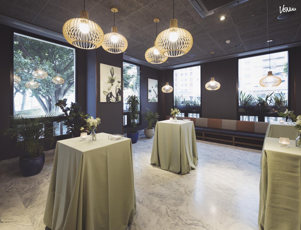 Gin Bar - Hotel Malcom and Barret, un bar en Valencia ideal para celebrar cumpleaños con cócteles premium y un ambiente exclusivo. ---