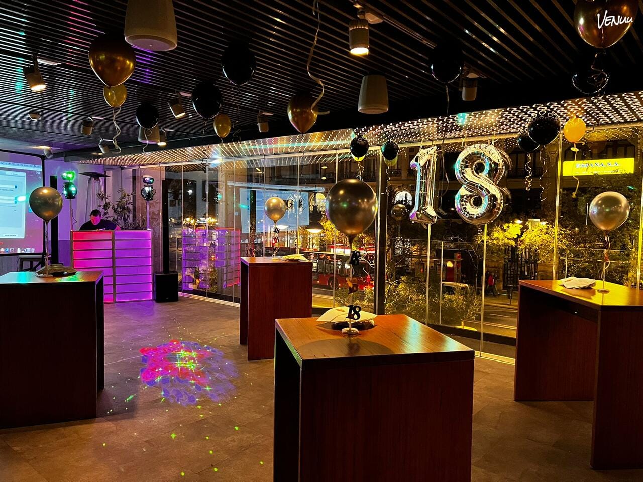 Hard Rock Café Valencia - Balcón, un restaurante en Valencia con reservado privado para celebrar cumpleaños con música y actitud.