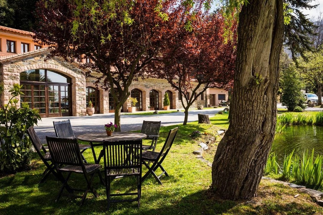 Salón acogedor en plena naturaleza con opción de alojamiento para bodas verdes e íntimas.