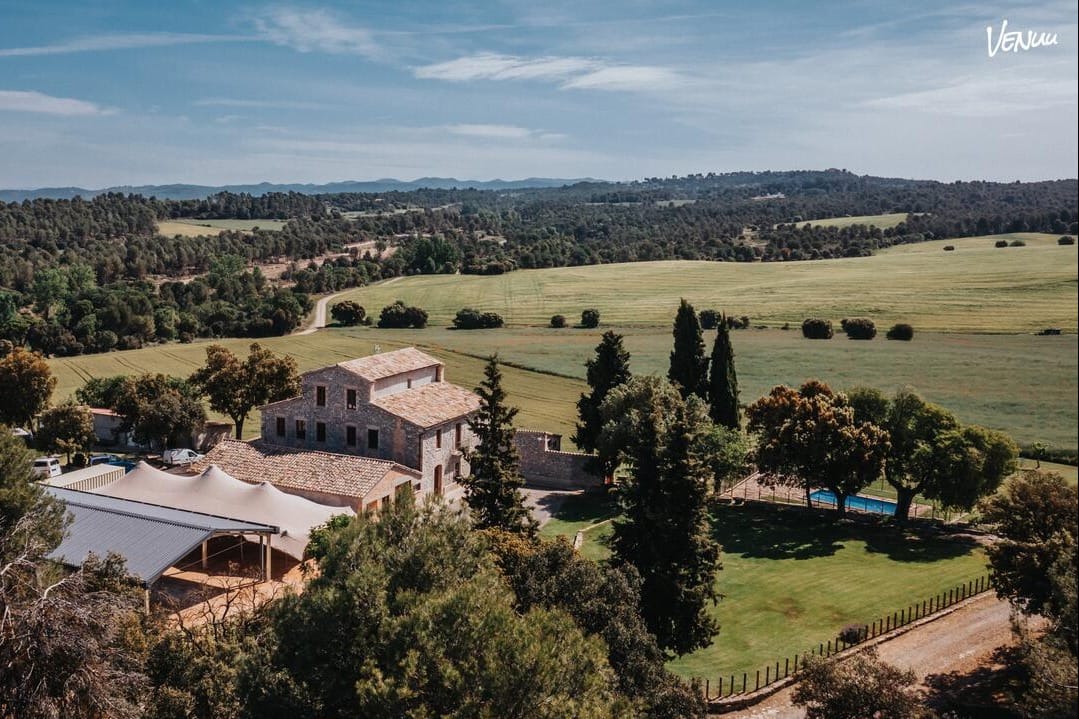 Finca entre viñedos y bosque ideal para bodas civiles con encanto natural y toque gourmet.