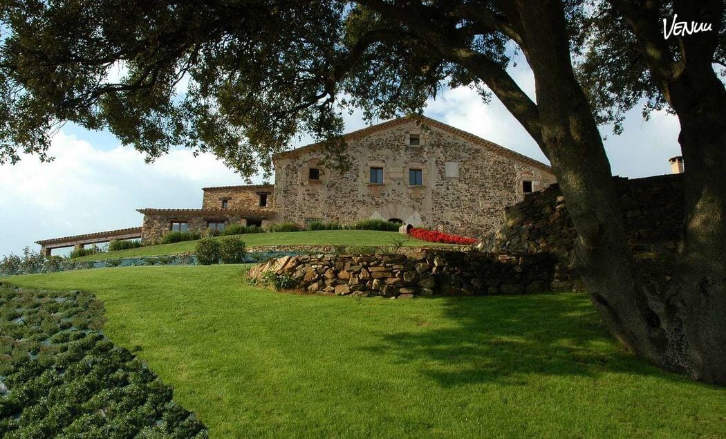 Masía de lujo con espacios exteriores e interiores para bodas intensas y memorables.