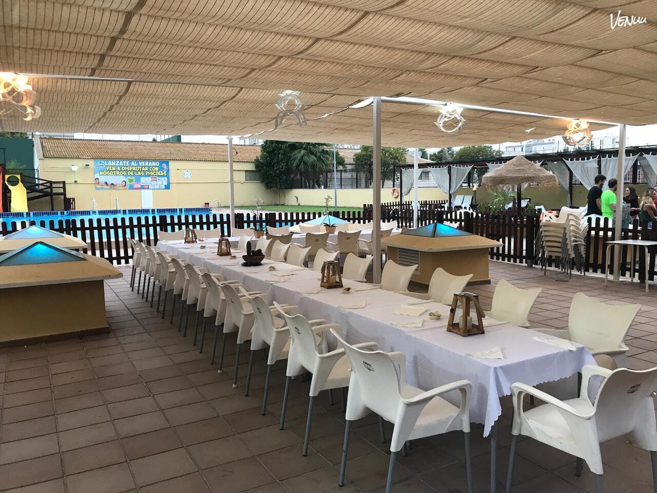 Piscina Parque Oeste - Aquaval, un espacio en Valencia ideal para celebrar cumpleaños con piscina, música y un ambiente vacacional.