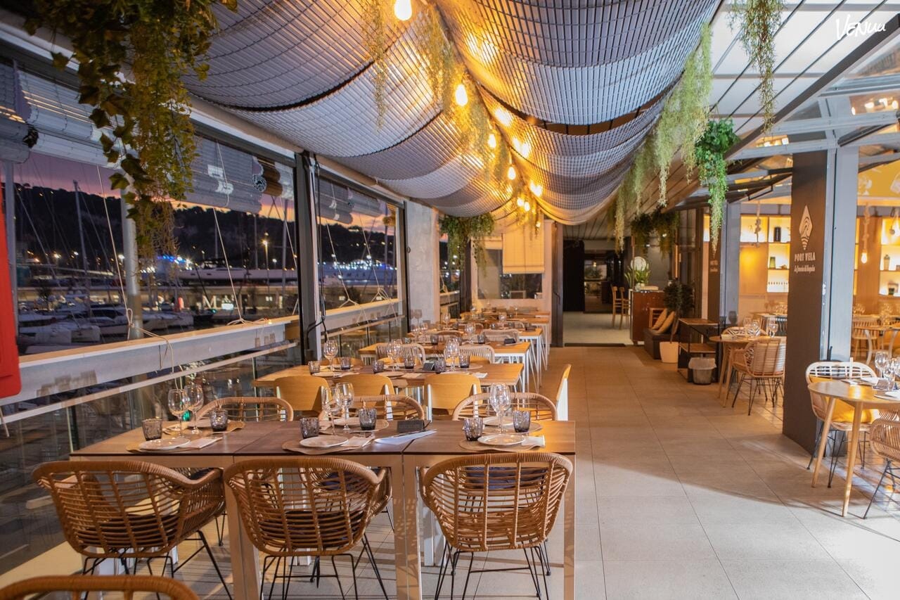 Terraza marina en el puerto de Barcelona perfecta para celebraciones informales al sol.