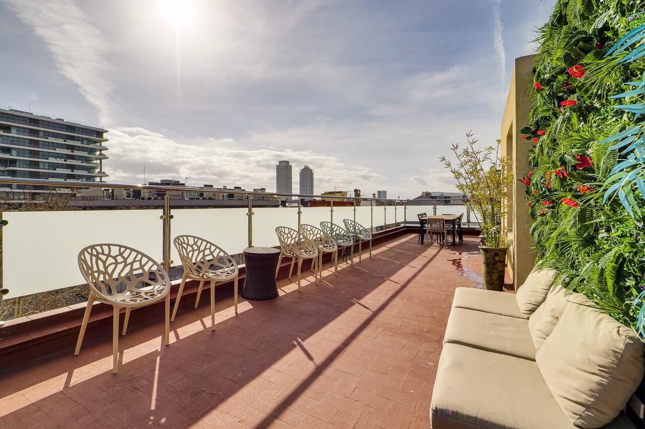 Rooftop relajado y moderno en Poblenou ideal para celebraciones con rollo local y vistas.
