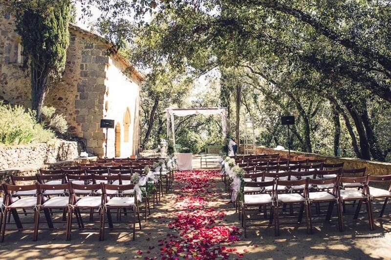  Capilla íntima en entorno natural perfecta para bodas civiles mágicas y originales.