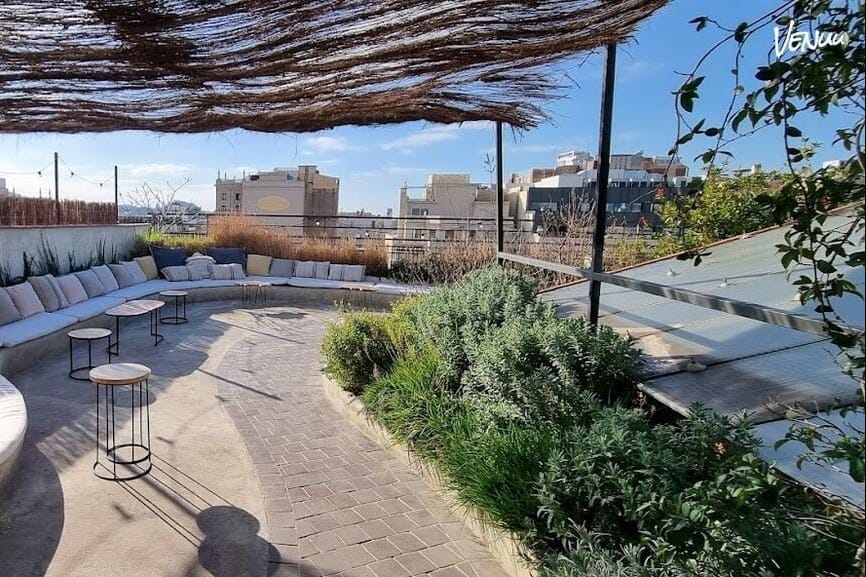Terraza urbana con ambiente joven y festivo para eventos y tardeos en pleno Barcelona.