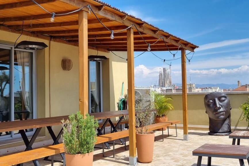  Terraza elegante con vistas al mar en el Ático Mediterráneo, perfecta para cenas exclusivas.