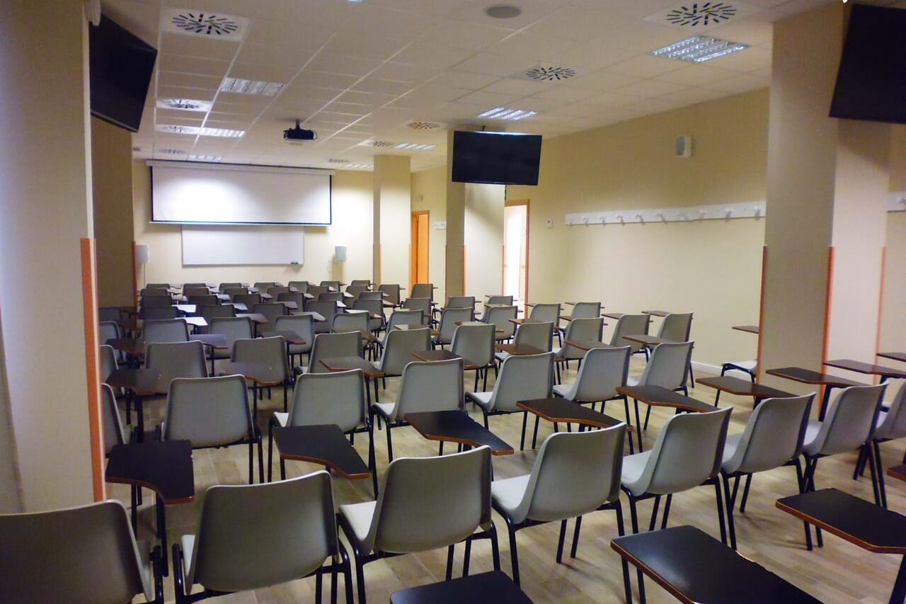 Aula A-4 de Aires Creativos en Sevilla, espacio moderno y céntrico para congresos y formaciones.
