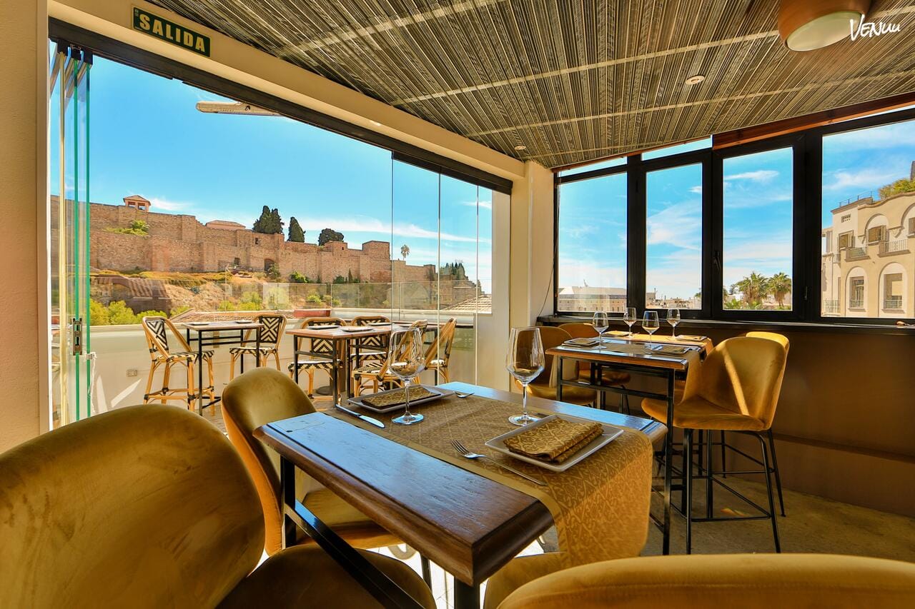 Restaurante Batik, vistas épicas y cenas con encanto morisco.