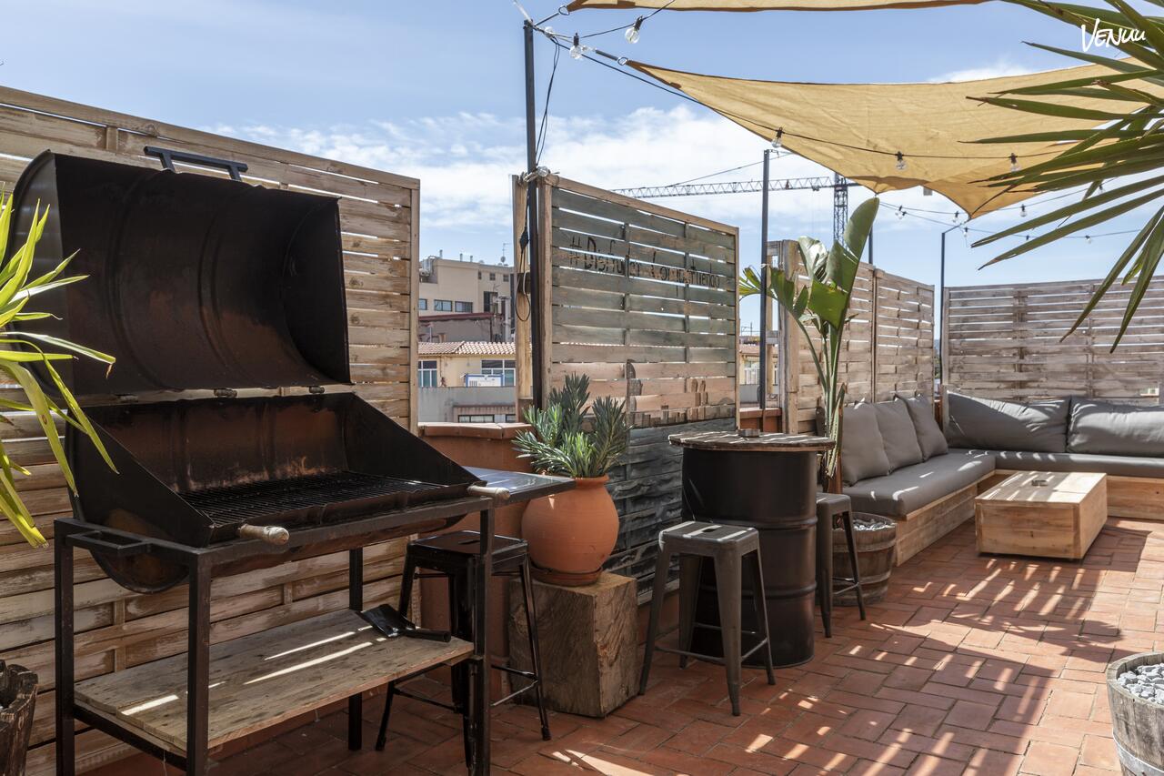 Terraza moderna y privada ideal para celebraciones íntimas con mucho estilo en Barcelona.