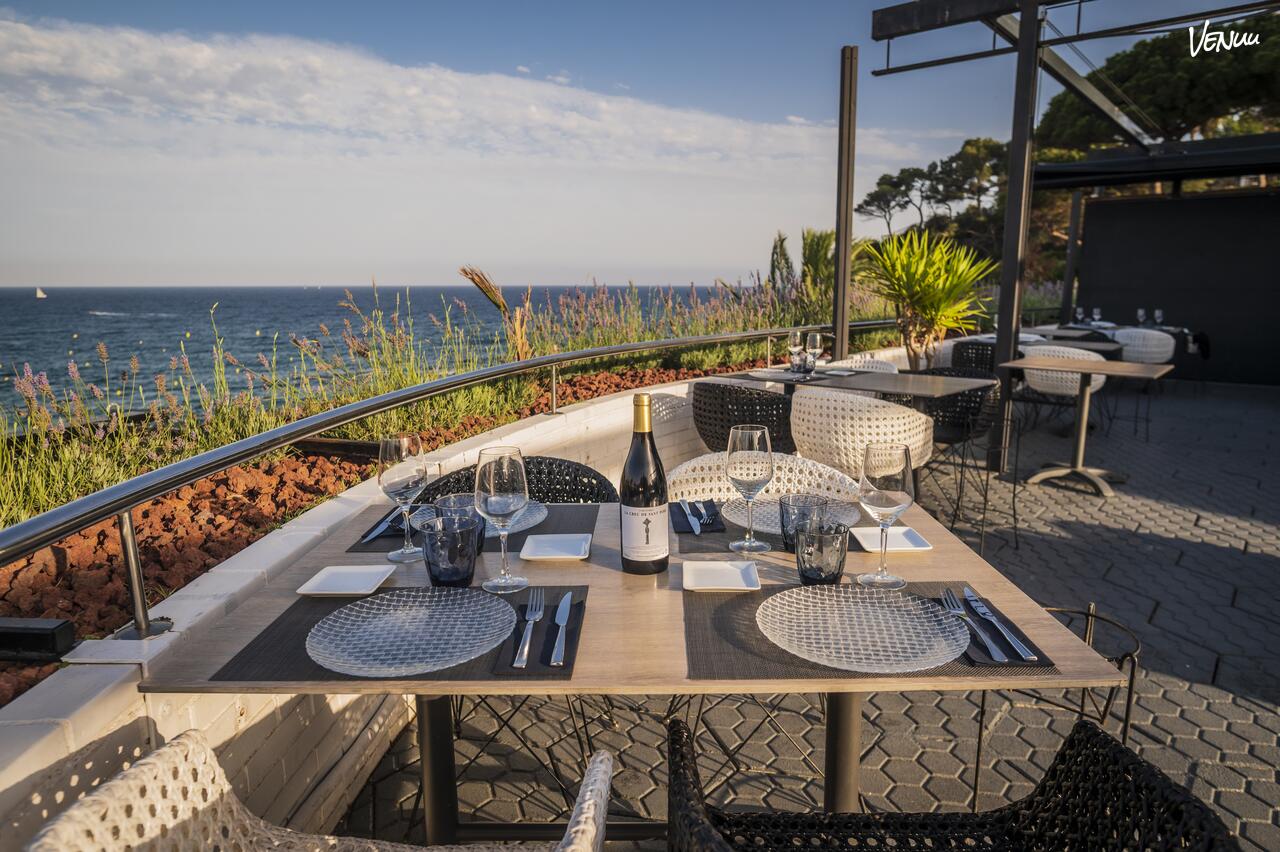 Atics – La Carpa en la Costa Brava, espacio con carpa moderna y vistas para bodas al aire libre con estilo propio.