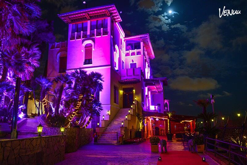Terraza con ambiente de club perfecta para celebraciones enérgicas y nocturnas en Barcelona.