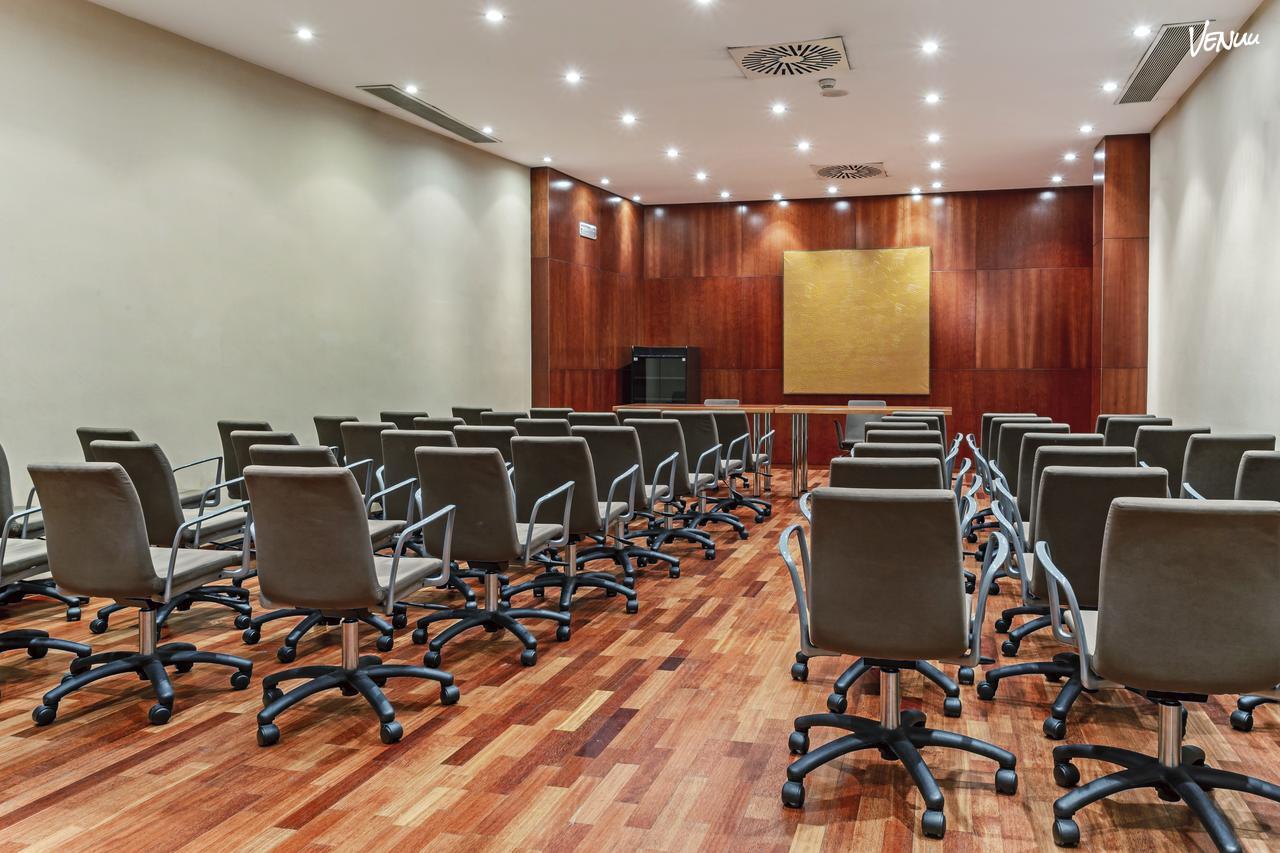 Sala Gran Forum, donde los eventos serios se transforman en celebraciones felices.