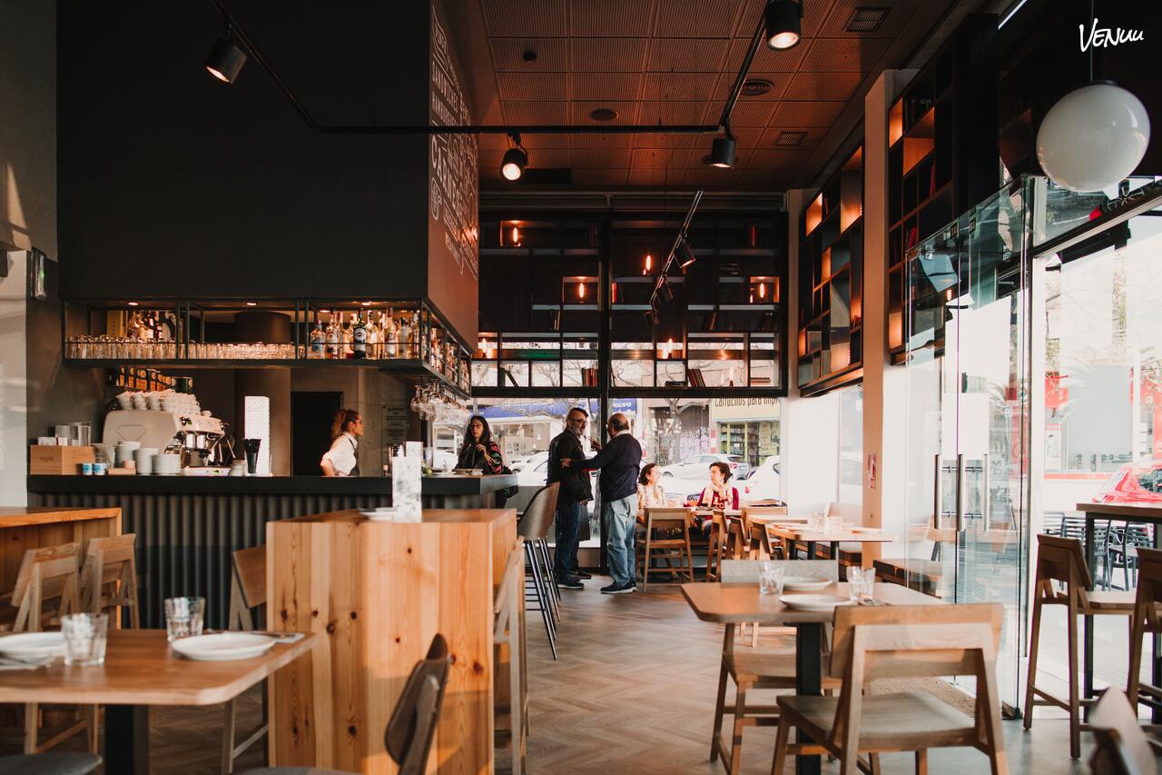 Bar Kramer, restaurante acogedor con ambiente informal para celebraciones entrañables en Valencia.