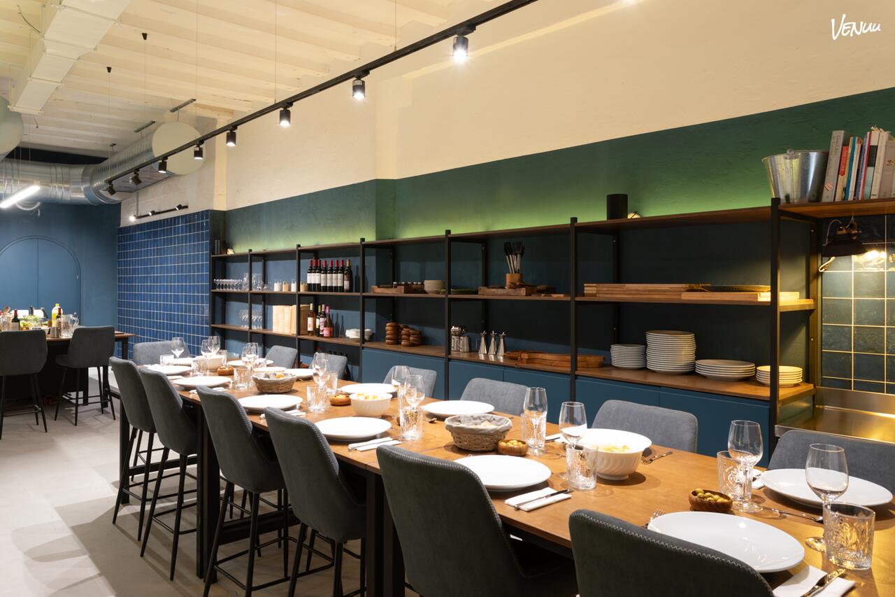 Basylic Kitchen en Barcelona, espacio moderno y alegre ideal para cenas navideñas sabrosas y llenas de energía grupal.