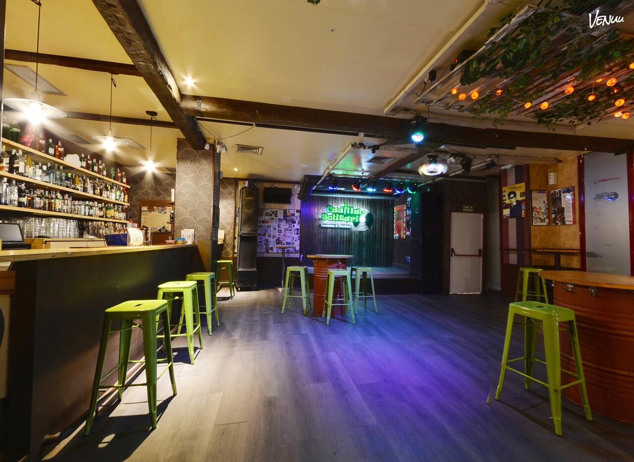 Cadillac Solitario, bar de copas para reuniones sociales con música y desenfreno en Madrid.