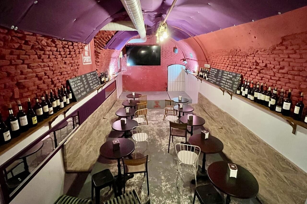 La Cueva, barra privada y ambiente clandestino para comilonas épicas.
