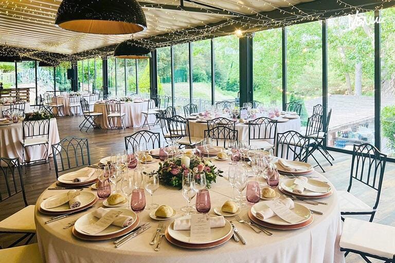 Can Darder – Salón en la Costa Brava, masía elegante en plena naturaleza ideal para bodas con encanto rural.