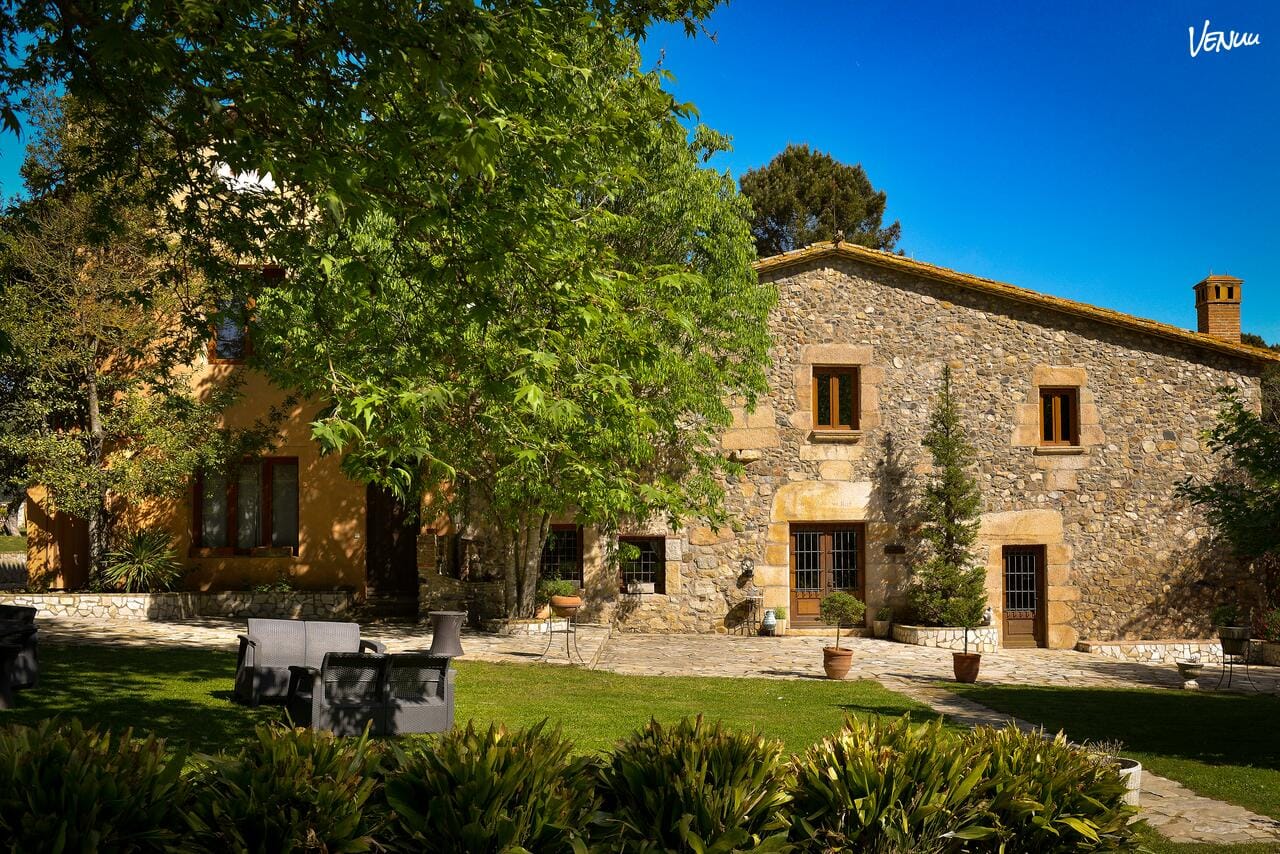 Can Darder en la Costa Brava, masía con jardín, piscina y alojamiento ideal para bodas completas y memorables.