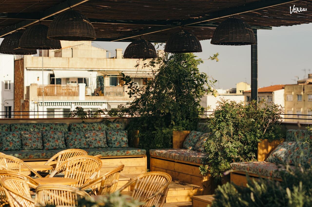 Chiringuito urbano con rooftop para celebraciones bohemias y elegantes en Barcelona.