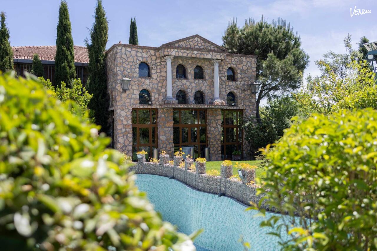 Casa Solís Montepríncipe, villa elegante con jardín para bodas románticas en Madrid.