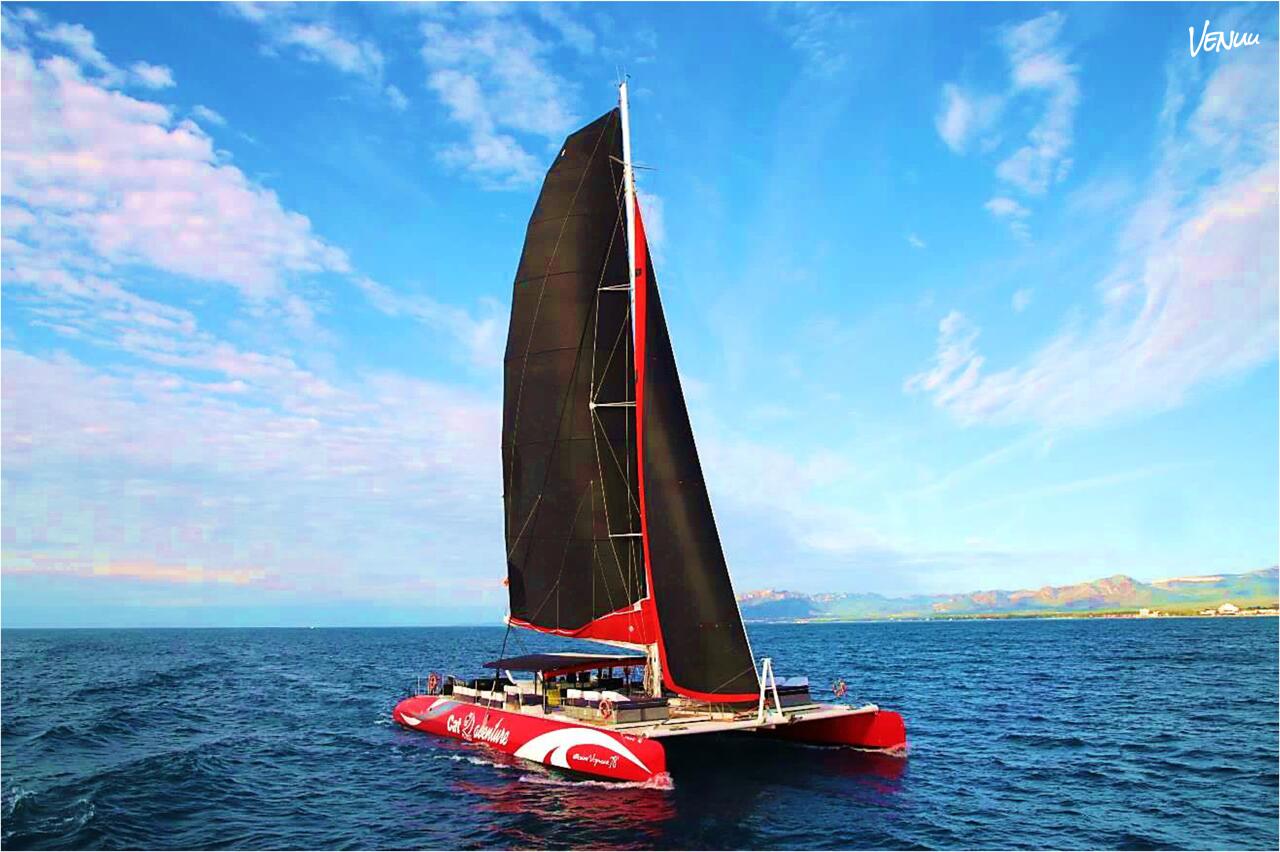 Catamarán a vela con barbacoa, opción náutica y divertida para cumpleaños únicos en Barcelona.