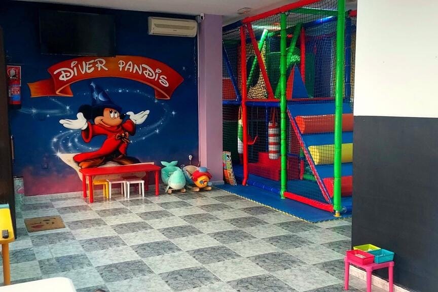 Diver Pandis, parque de bolas para cumpleaños infantiles con actividades en Madrid.