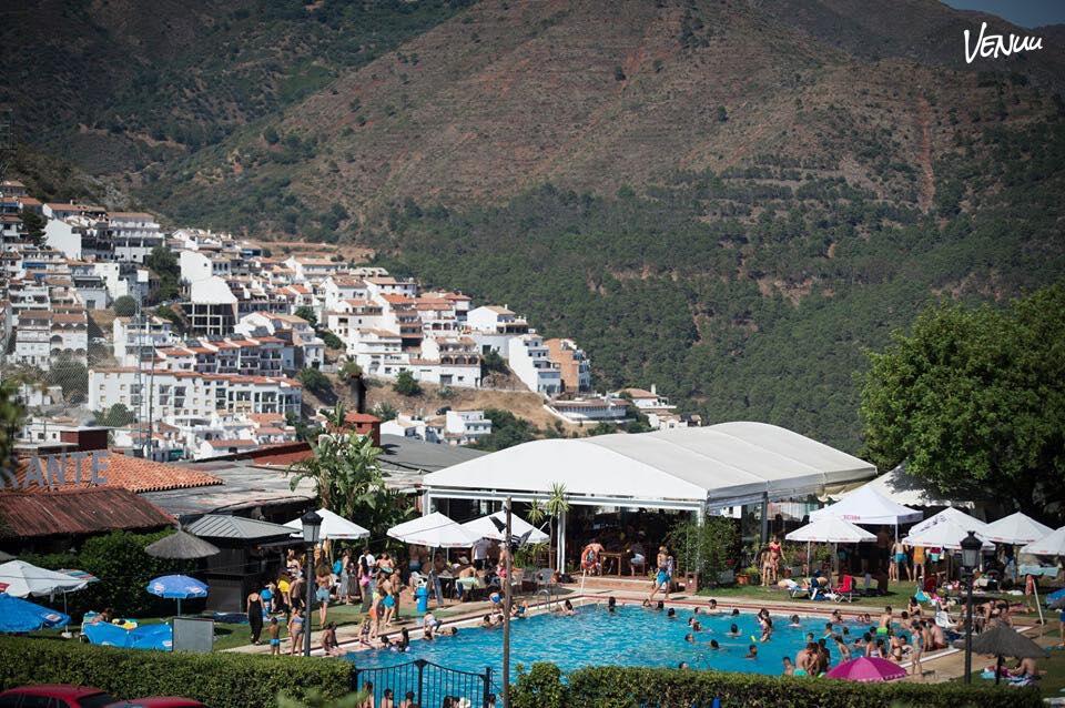 El Fogón de Flore – Jardines en Málaga, espacio exterior encantador para comuniones con ambiente floral y familiar.