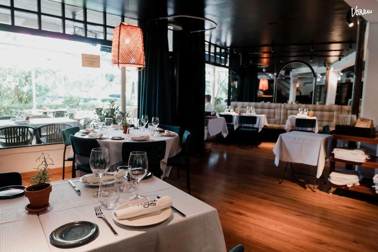 Nochevieja en El Rincón de Vespok con decoración encantadora y cocina creativa.