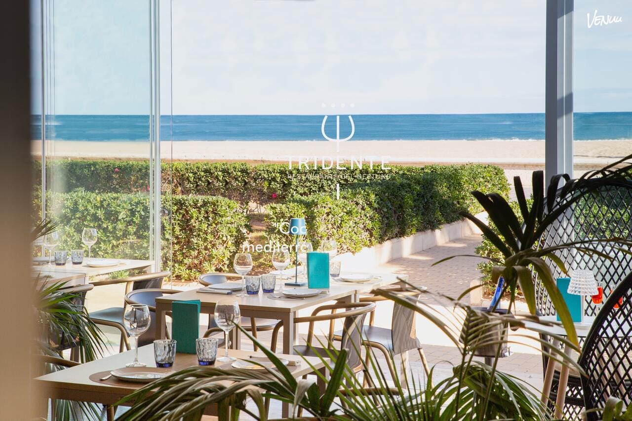 El Tridente de Neptuno, restaurante elegante frente al mar para bautizos sofisticados en Valencia.