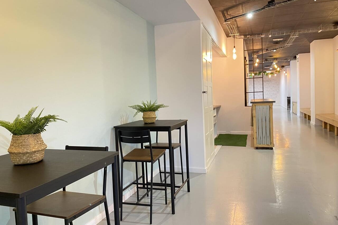 Espacio Hoku, local con diseño cálido y versátil para bautizos íntimos en Valencia.