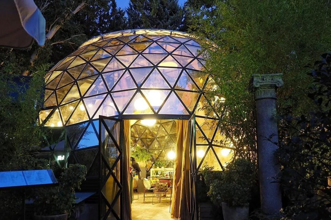 Celebración al aire libre en Espacio La Moraleja – La Cúpula Jardín con entorno verde y elegante.