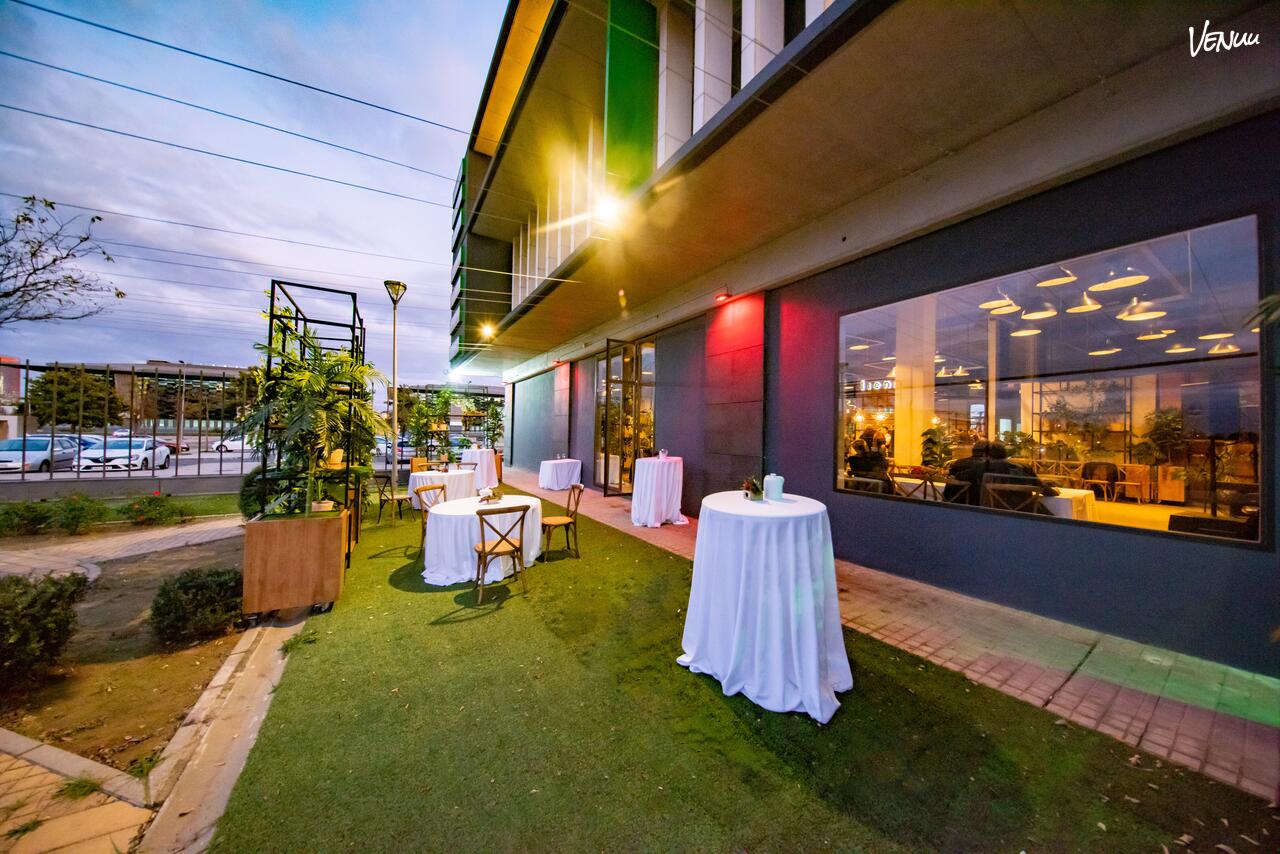 Espacio Lienzo – Terraza en Sevilla, lugar moderno y elegante para celebraciones con estilo propio.