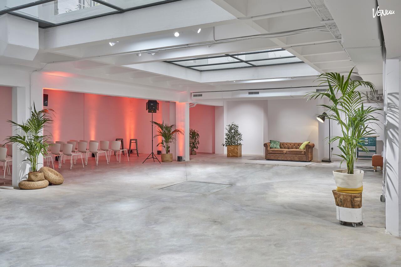 Espacio V22, sala versátil y acogedora para encuentros sociales memorables en Madrid.