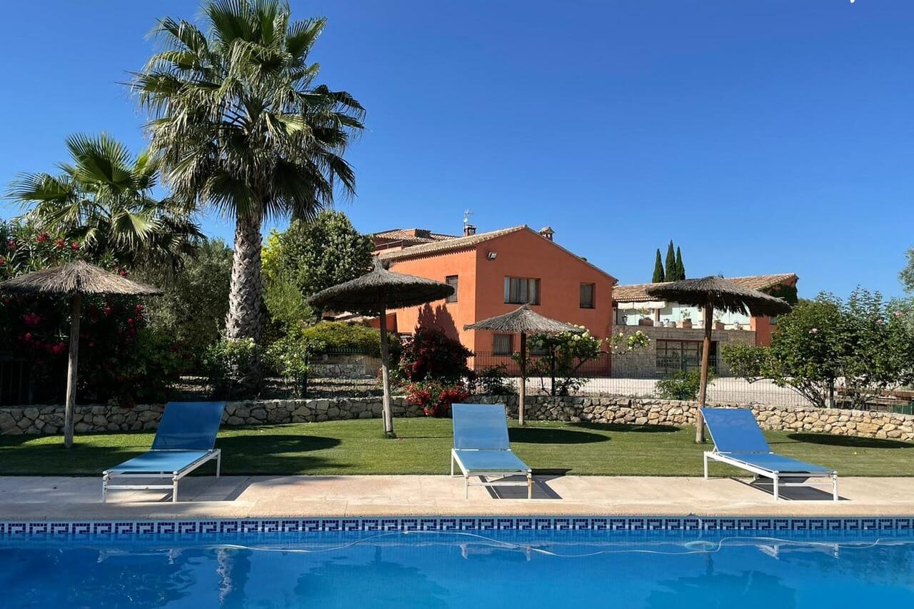 Finca Casa Egea, rincón rural con piscina y energía para toda tu gente.