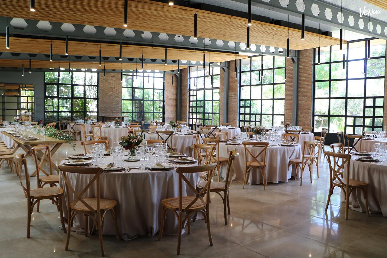 Salón en Finca Santa Luzia, espacio rural elegante para eventos con alma en Valencia.