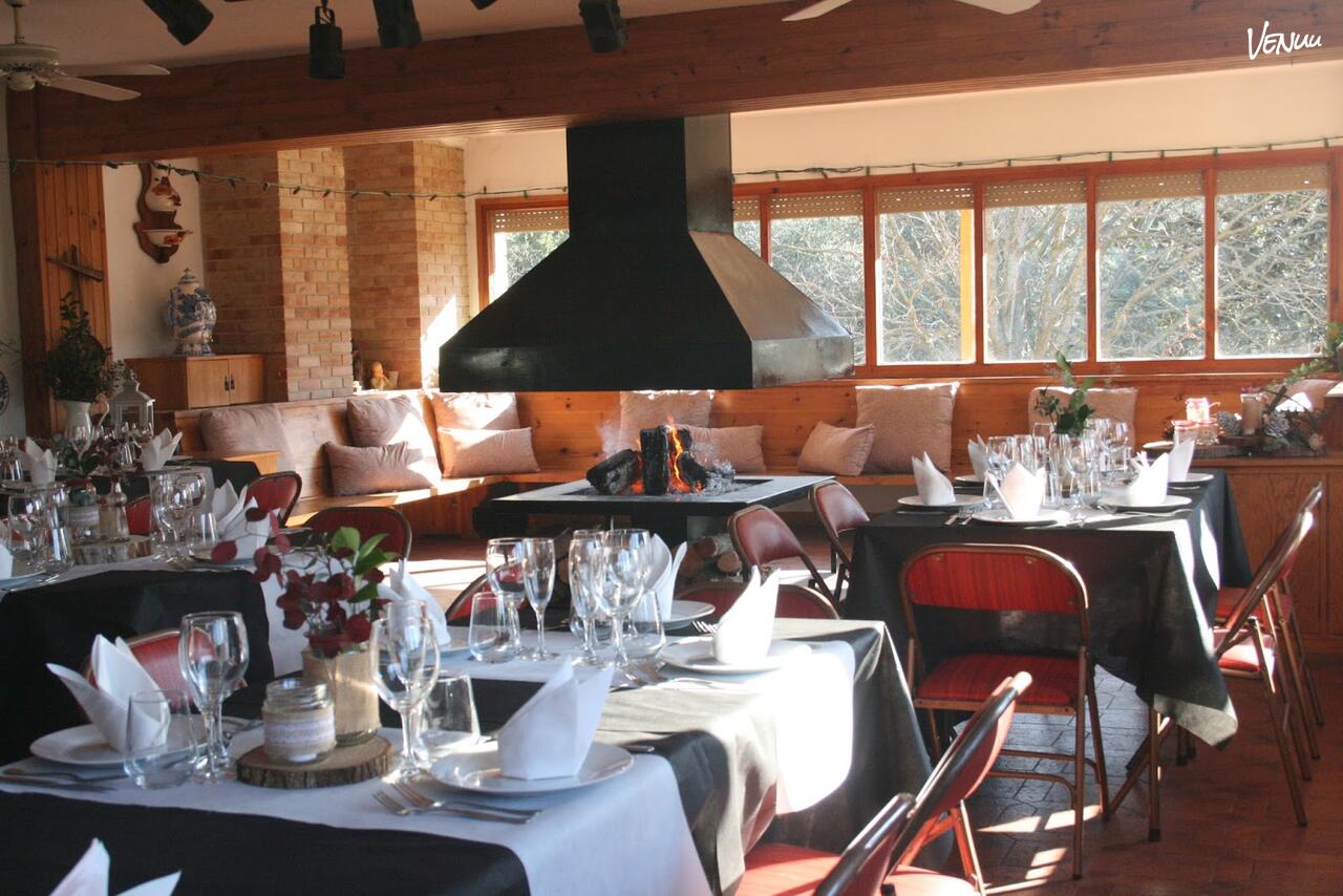 Salón de la Chimenea, el rincón más cálido y acogedor de Finca Tabla Redonda.