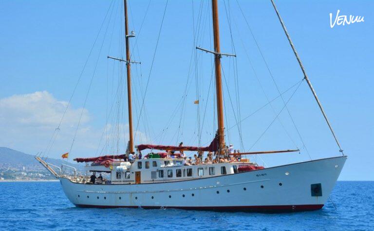 Yate Francis Albert en Barcelona, embarcación elegante y privada para despedidas con estilo y clase de Hollywood.
