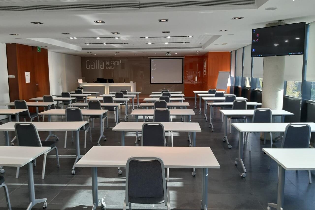 Sala SUM 1 en Galia Puerto Sevilla, espacio amplio y profesional para congresos y seminarios.