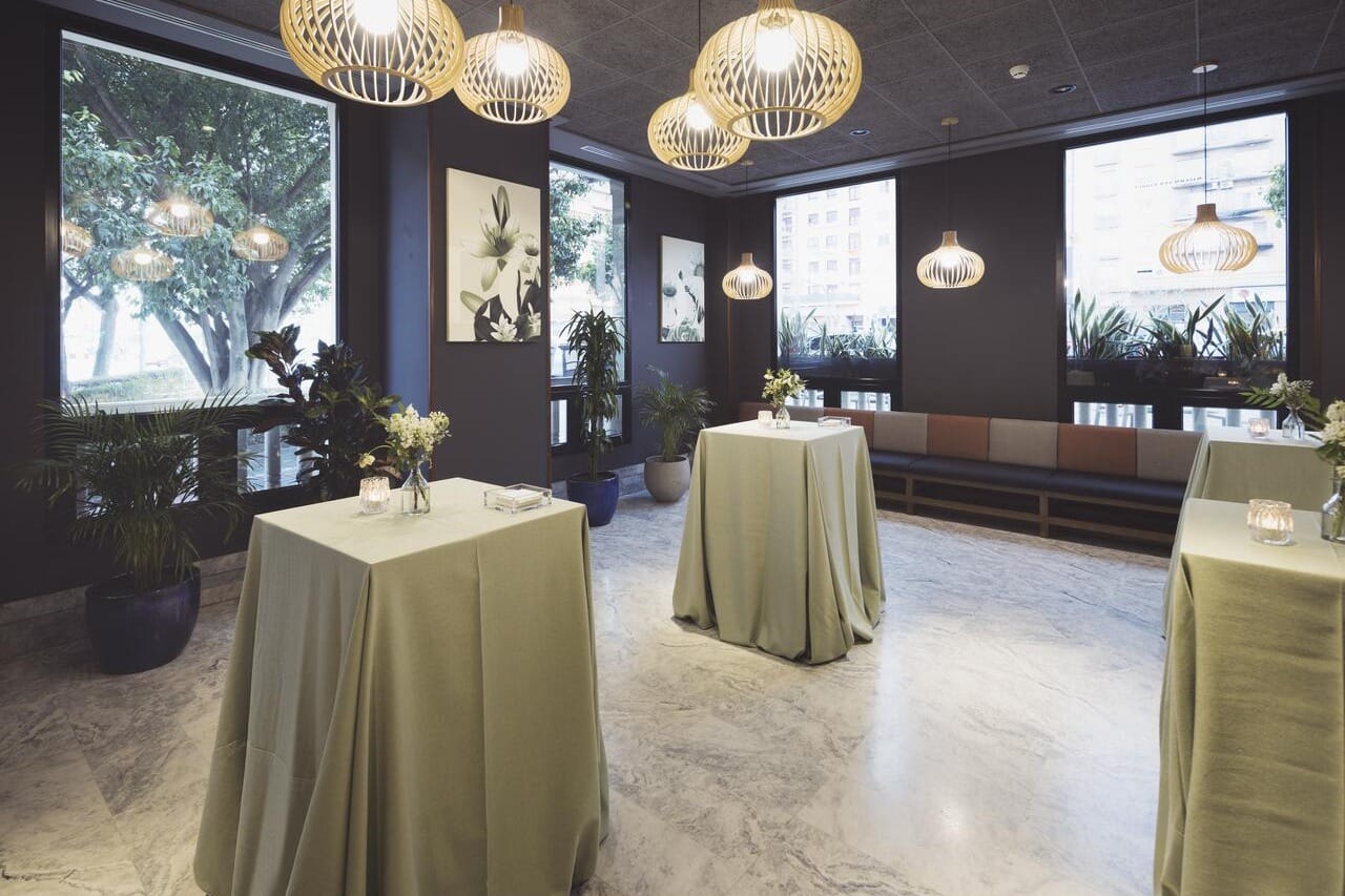 Gin Bar, espacio elegante con coctelería top para celebraciones con estilo en Valencia.