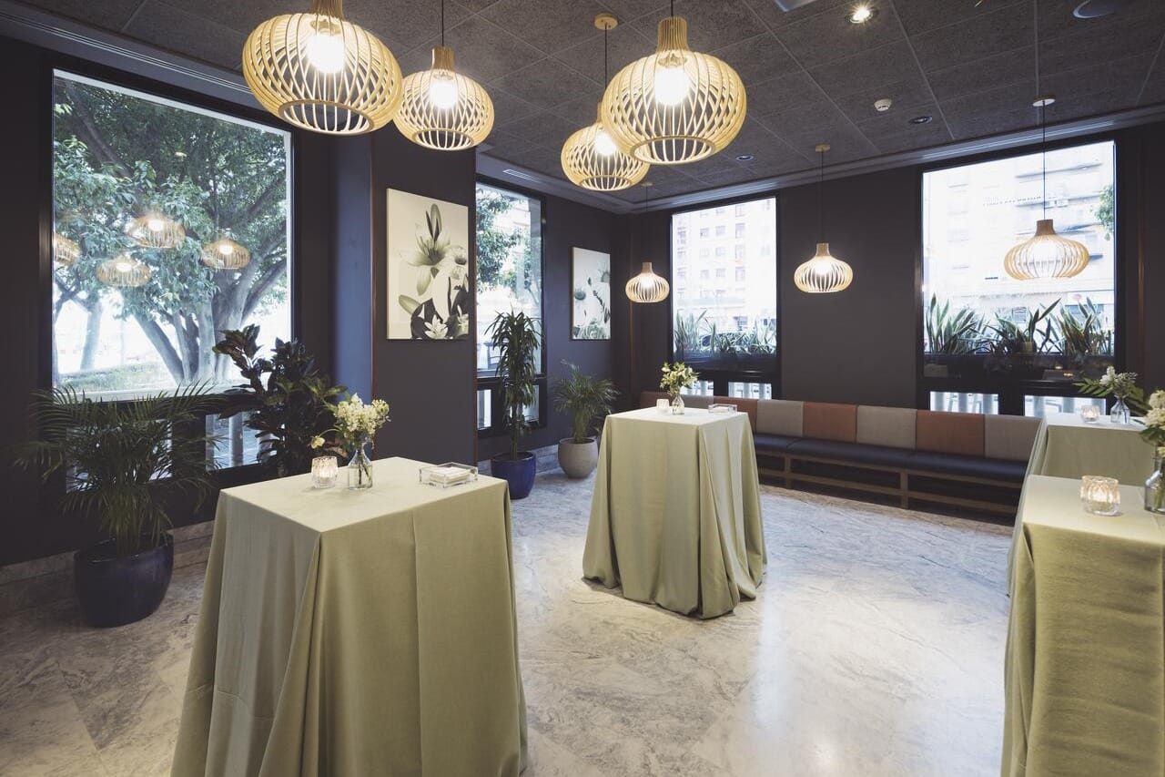 Gin Bar en Hotel Malcom, bar elegante y moderno para bautizos con sabor en Valencia.