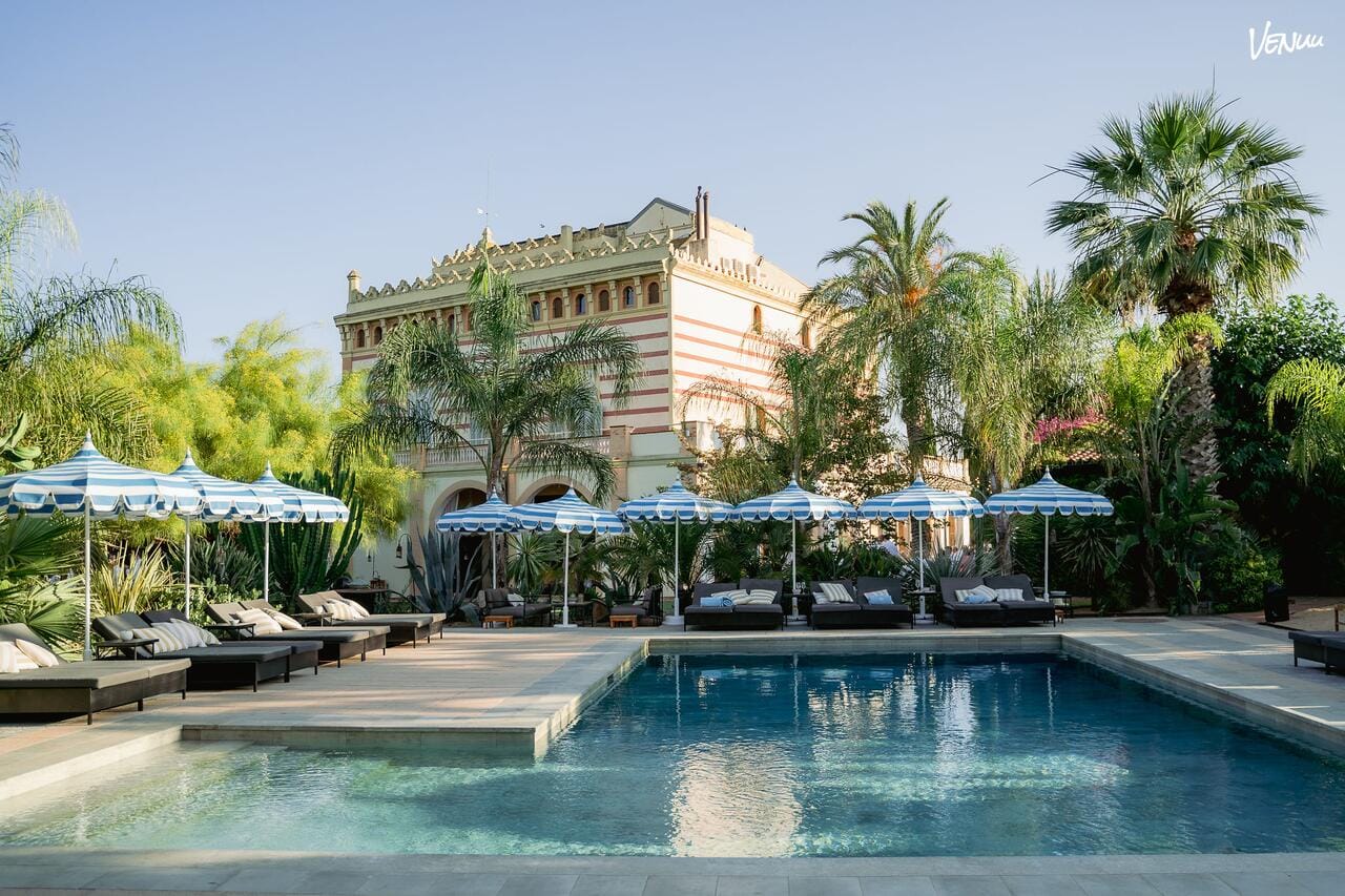 Gran Villa Rosa en Barcelona, casa rural lujosa con piscina ideal para despedidas de soltera con estilo y locura glam.