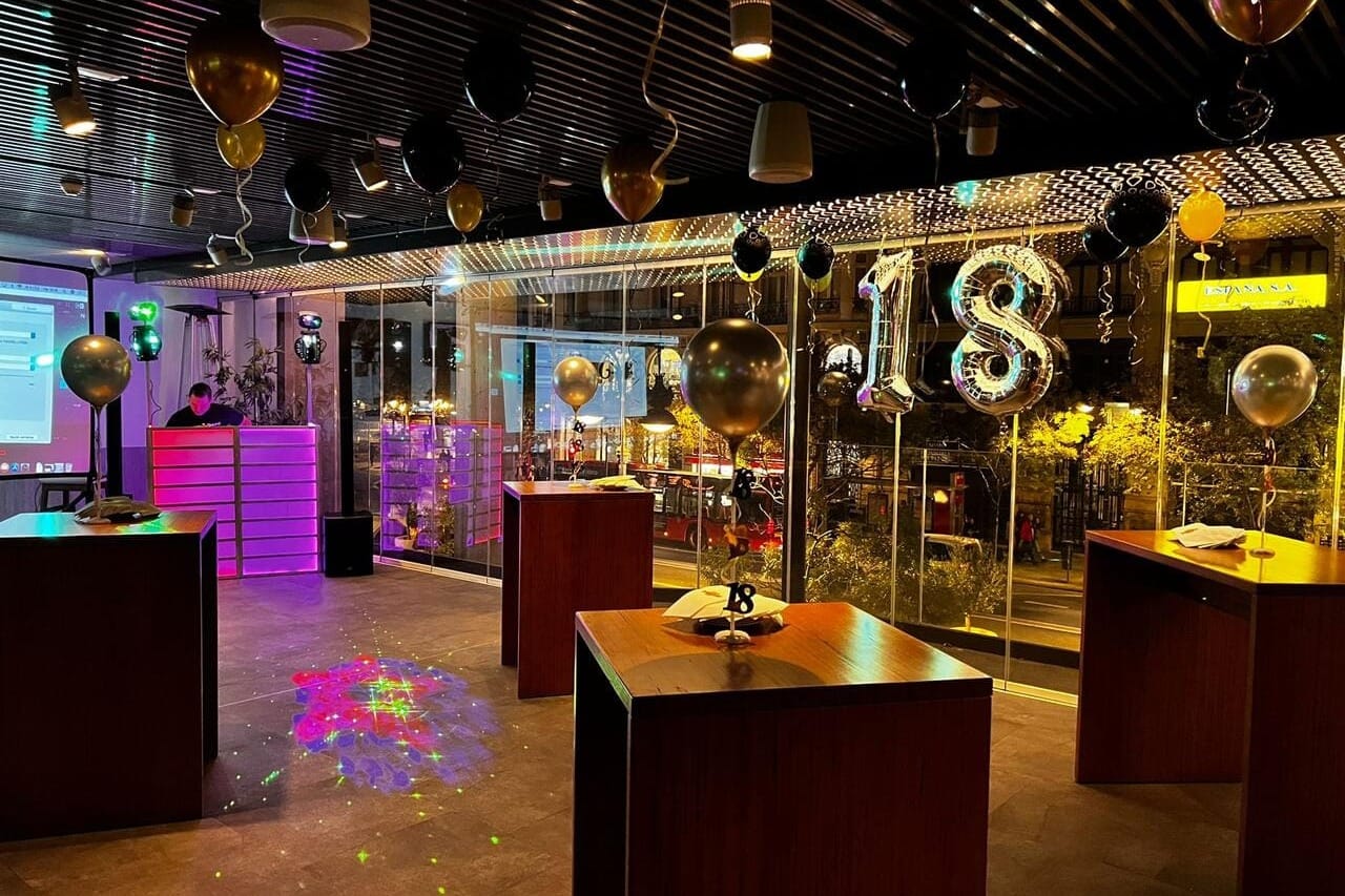 Balcón del Hard Rock Café Valencia, restaurante al aire libre para comuniones informales con ritmo.