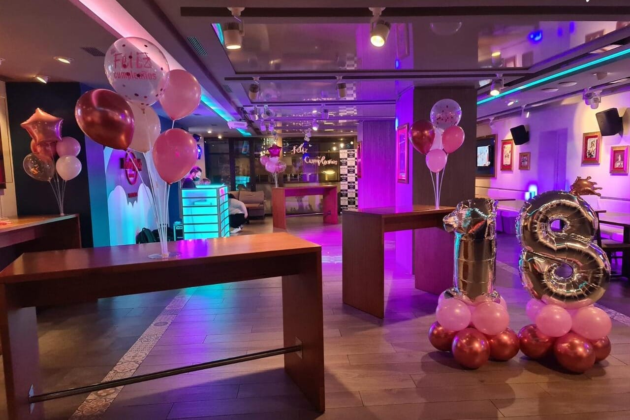 Hard Rock Cafe Valencia VIP Room, espacio temático para cumpleaños infantiles únicos.
