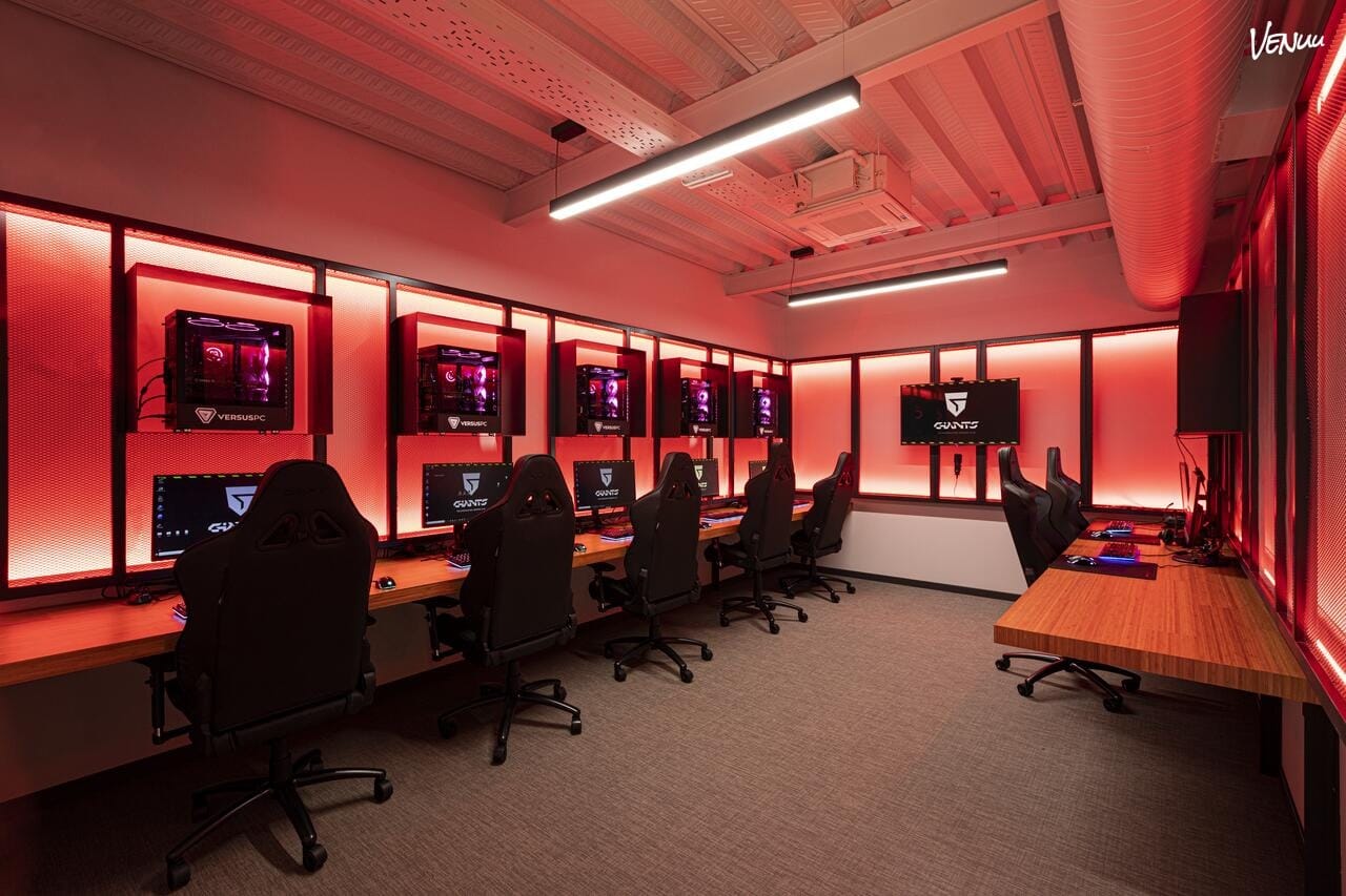 Home of GIANTX en Málaga, espacio tecnológico y vanguardista ideal para eventos modernos, creativos y con mucha pantalla.