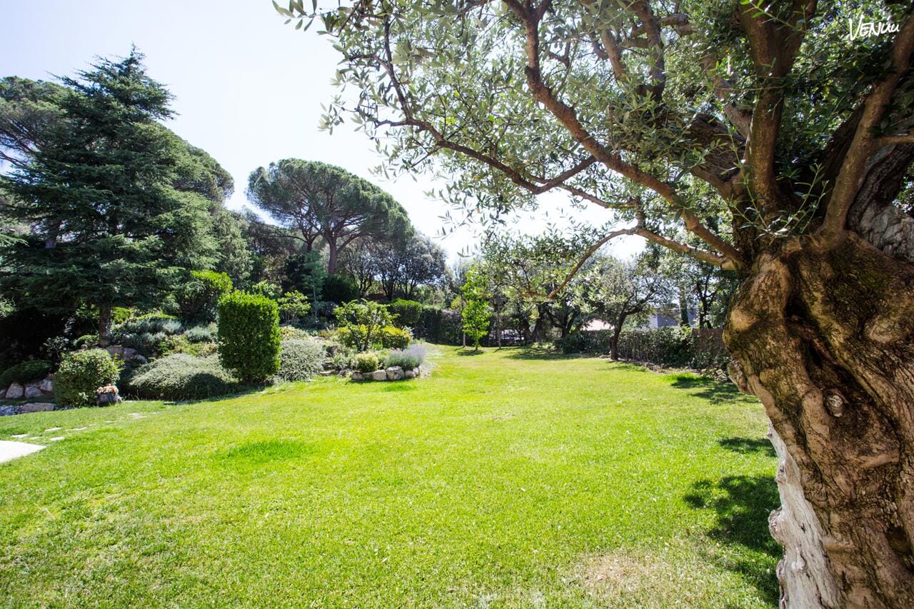 Hotel Edelweiss Jardín, elegancia floral y buen gusto para celebraciones al aire libre.
